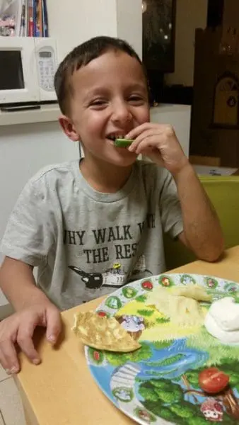 Oren eating with Playte