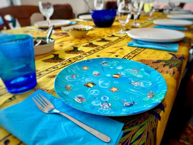 Playte - Under the sea game plate on a family dinner table