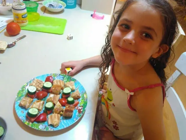 Goni eating with Playte