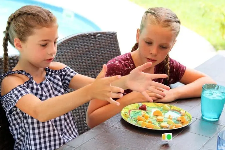 Playte -Girls eating and playing on the "Up the mountain" game plate