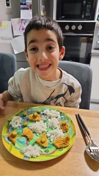 Lavi eating with Playte