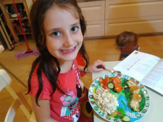 Naomi eating with Playte