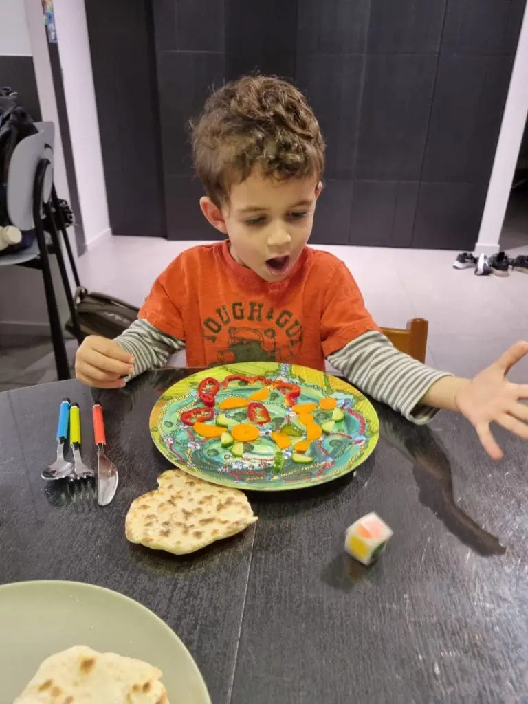Playte - Ron eating and playing on a game plate