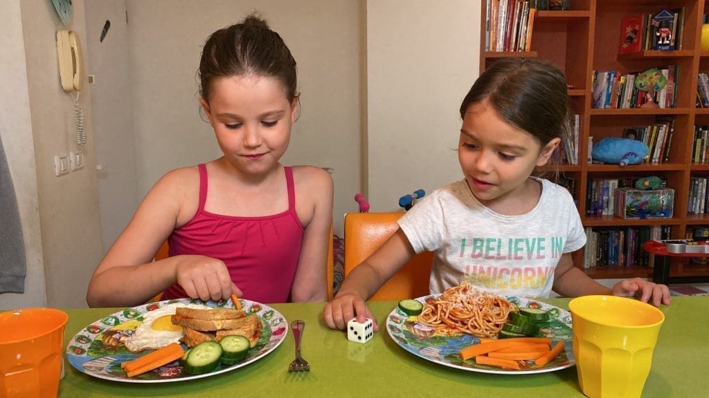 Playte -Girls eating and playing on the "Feed the crocodile" game plate